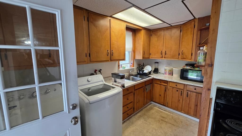 Single Family Residence at 360 Hamilton St, Worcester MA 01604, photo 8 of 35