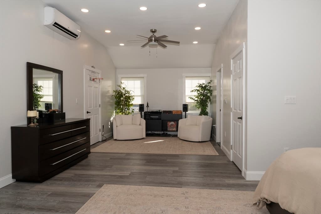 Condominium at 294 Huttleston # 1, Fairhaven MA 02719, photo 6 of 17