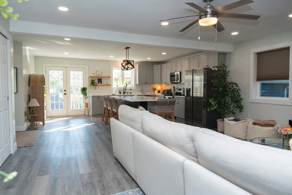 Condominium at 294 Huttleston # 1, Fairhaven MA 02719, photo 3 of 17