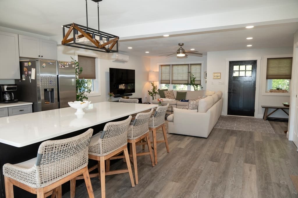 Condominium at 294 Huttleston # 1, Fairhaven MA 02719, photo 5 of 17
