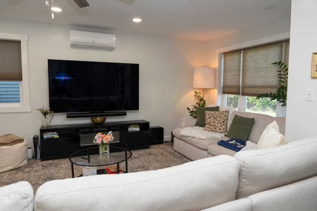 Condominium at 294 Huttleston # 1, Fairhaven MA 02719, photo 10 of 17