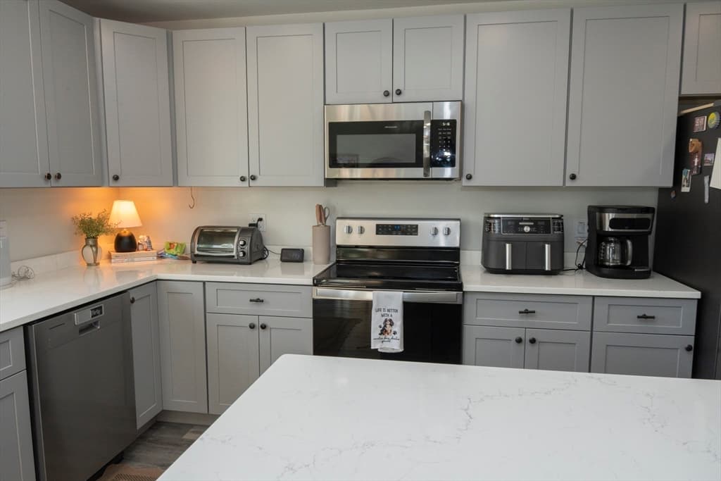 Condominium at 294 Huttleston # 1, Fairhaven MA 02719, photo 8 of 17