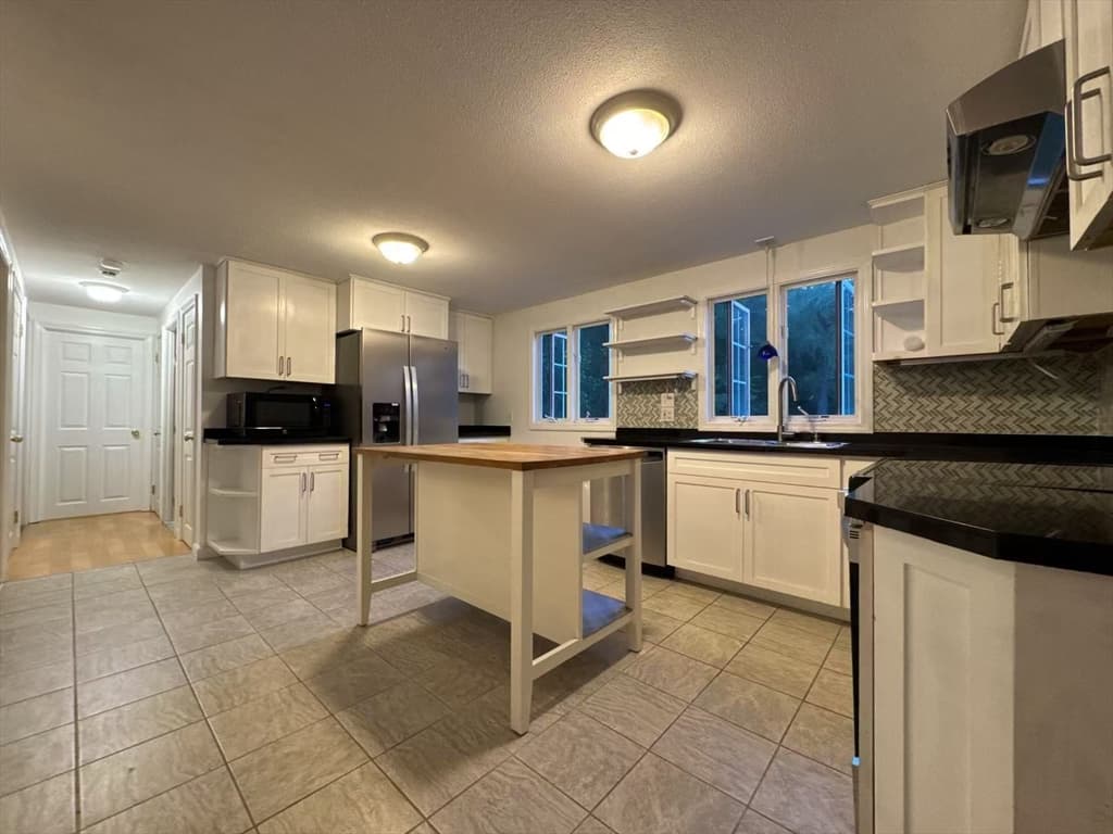 112 Marlboro Rd, Southborough MA 01772 photo 3