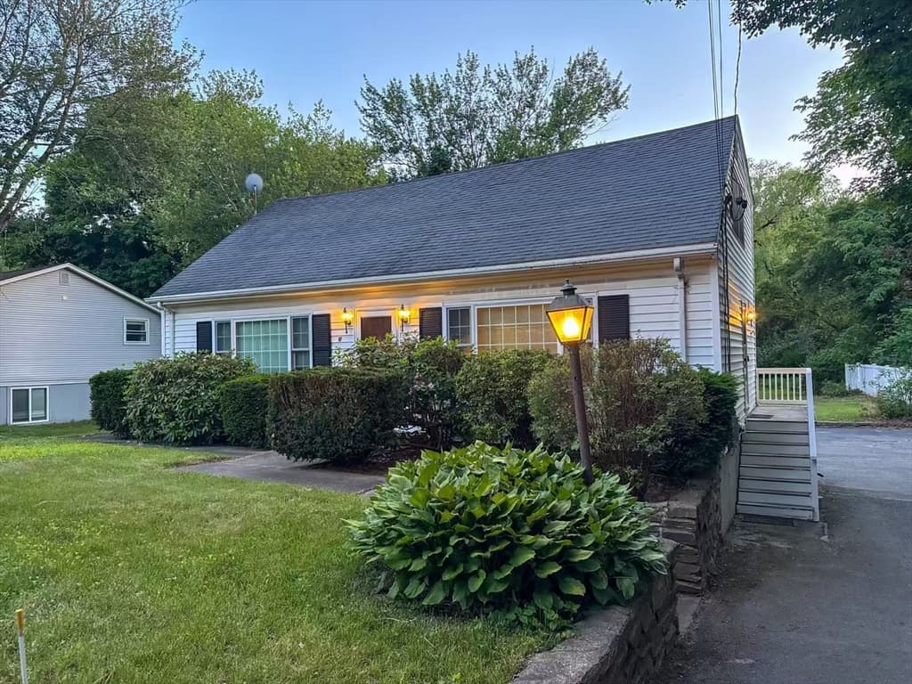 112 Marlboro Rd, Southborough MA 01772