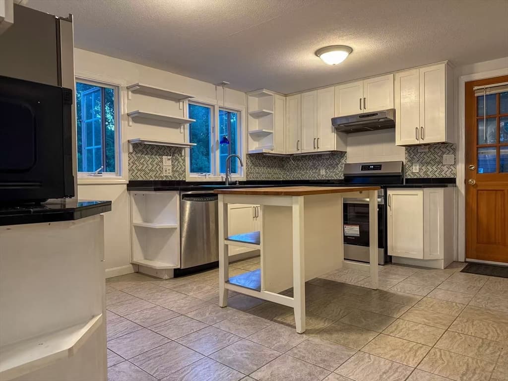 112 Marlboro Rd, Southborough MA 01772 photo 4