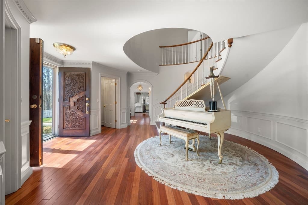 286 Mayflower Cir, Hanover MA 02339 photo 2