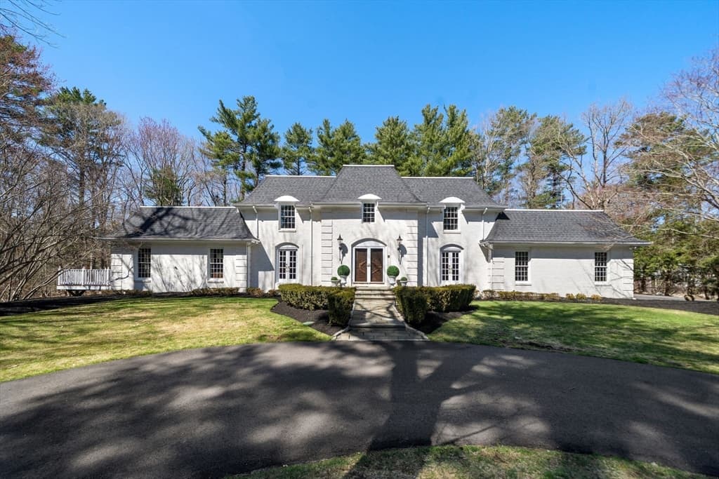 286 Mayflower Cir, Hanover MA 02339