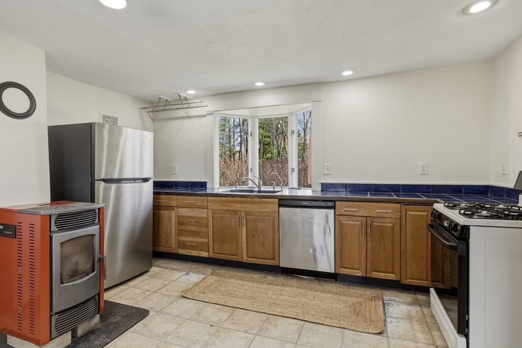 274 Sunderland Rd, Amherst MA 01002 photo 6