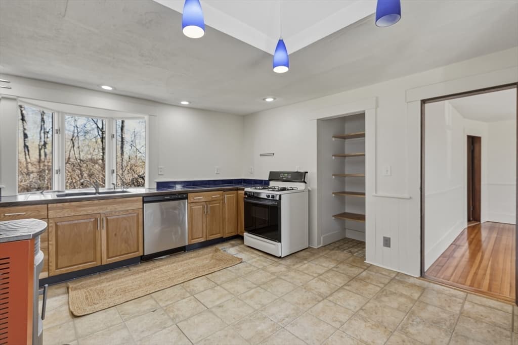 274 Sunderland Rd, Amherst MA 01002 photo 5