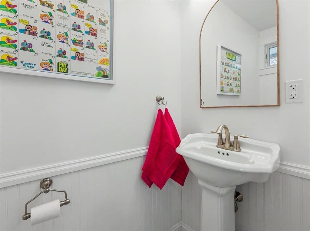 Single Family Residence at 250 Chelmsford St, Chelmsford MA 01824, photo 11 of 29