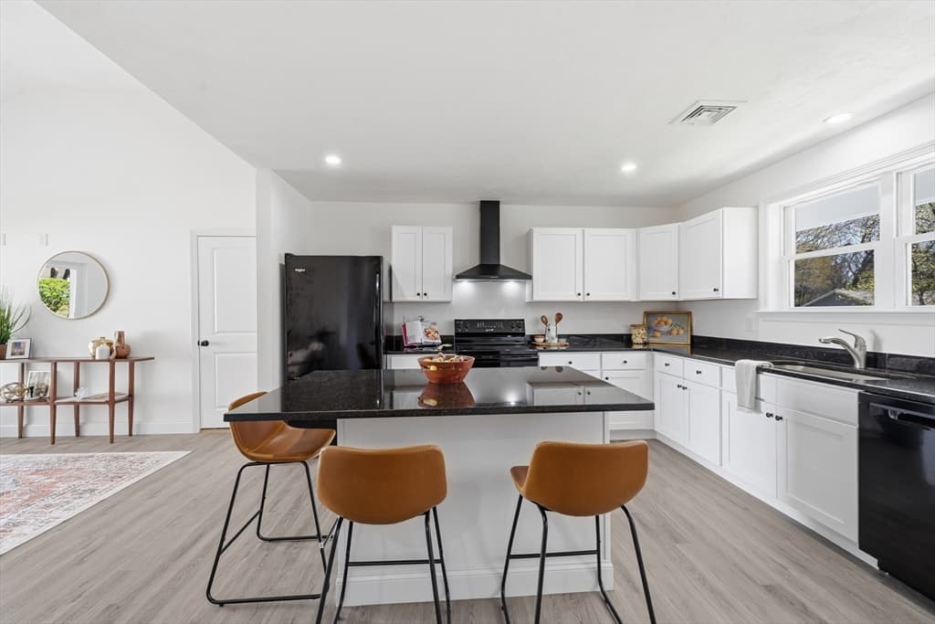 Single Family Residence at 109 Navy Yard Rd, Dracut MA 01826, photo 5 of 33