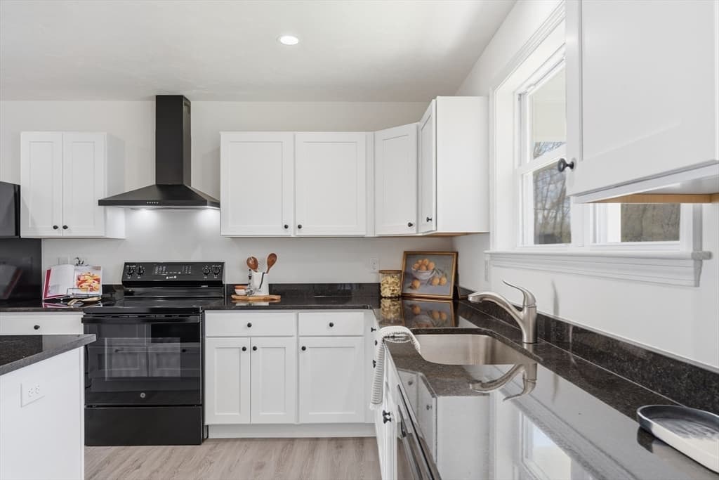 Single Family Residence at 109 Navy Yard Rd, Dracut MA 01826, photo 10 of 33