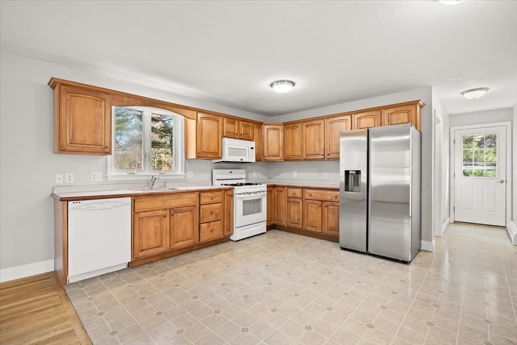 Single Family Residence at 10 Manomet Beach Blvd, Plymouth MA 02360, Plymouth, photo 16 of 40