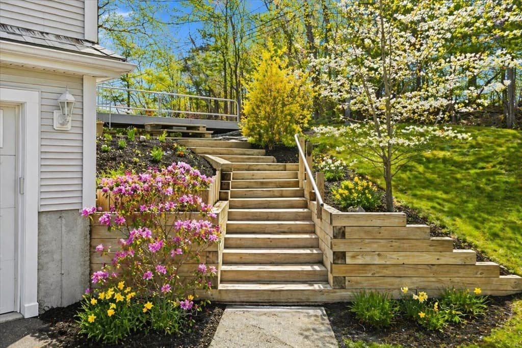 Single Family Residence at 10 Manomet Beach Blvd, Plymouth MA 02360, Plymouth, photo 4 of 40