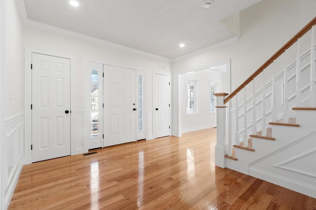 Single Family Residence at 2 Clover Glen Circle, Shrewsbury MA 01545, photo 6 of 32