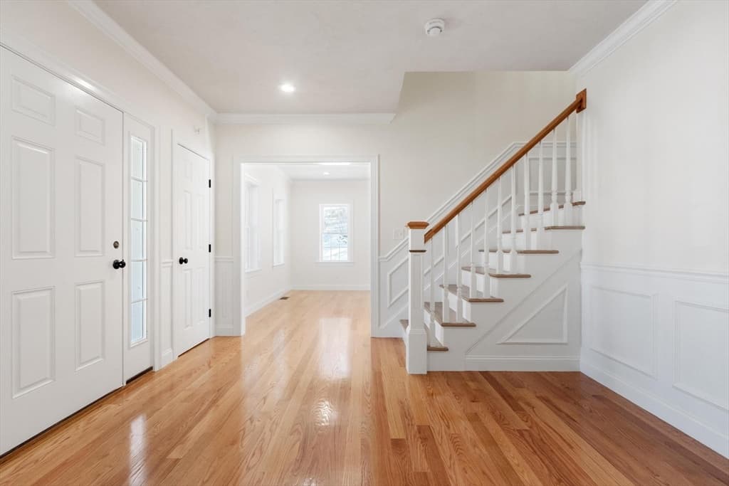 Single Family Residence at 2 Clover Glen Circle, Shrewsbury MA 01545, photo 7 of 32