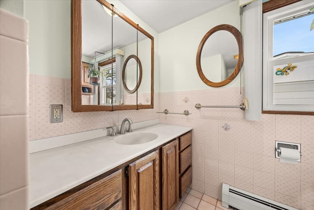 Single Family Residence at 548 Jefferson St, Fall River MA 02721, photo 9 of 10