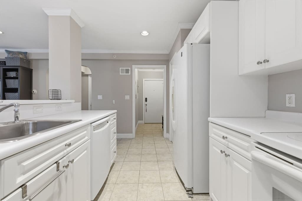 Condominium at 27-29 Commonwealth # 1, Newton MA 02467, Newton, photo 5 of 18