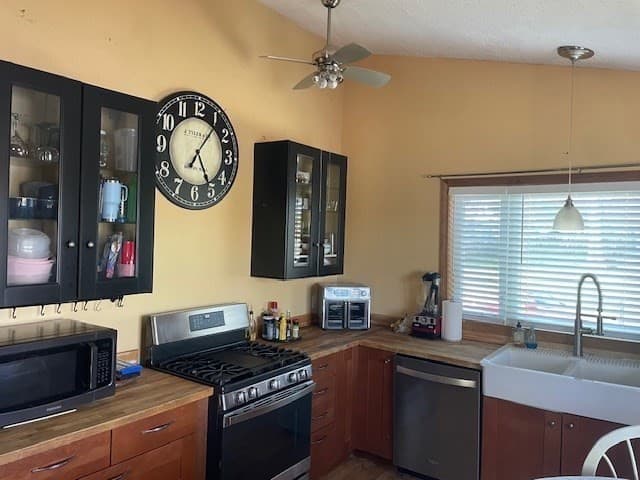 2 Oscar St, Holyoke MA 01040 photo 8