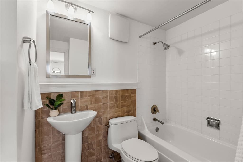 Condominium at 17 Bowdoin Street, Boston MA 02114, photo 9 of 29