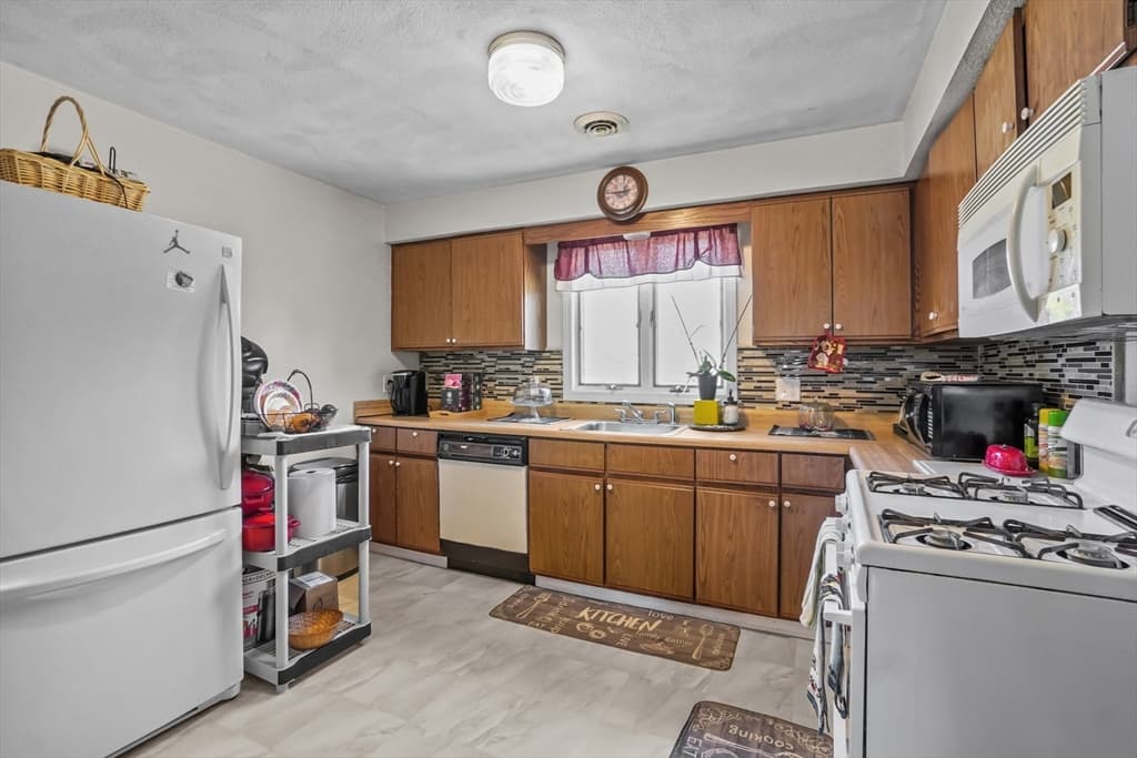 Condominium at 50 Clark St # 11, Fall River MA 02720, photo 13 of 37
