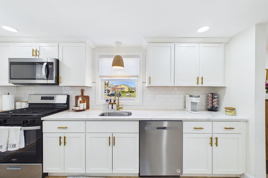 Single Family Residence at 1501 E Rodney French Blvd, New Bedford MA 02744, New Bedford, photo 13 of 32