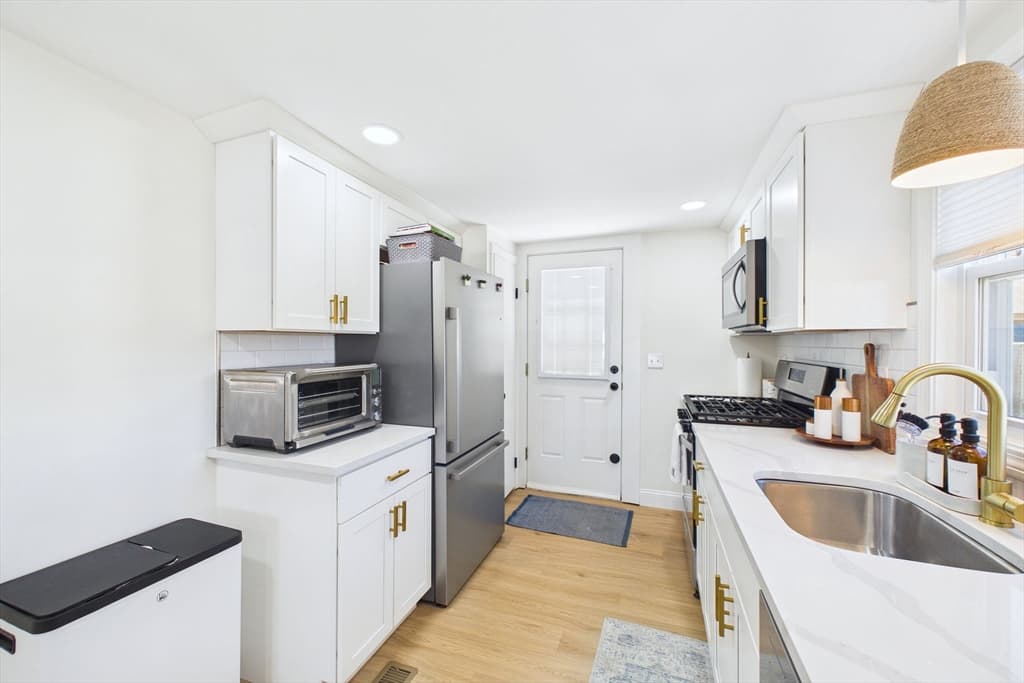 Single Family Residence at 1501 E Rodney French Blvd, New Bedford MA 02744, New Bedford, photo 17 of 32