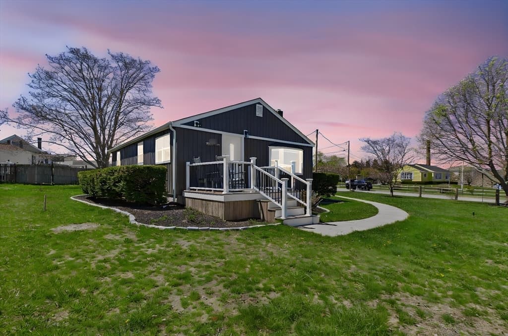 Single Family Residence at 1501 E Rodney French Blvd, New Bedford MA 02744, New Bedford, photo 3 of 32