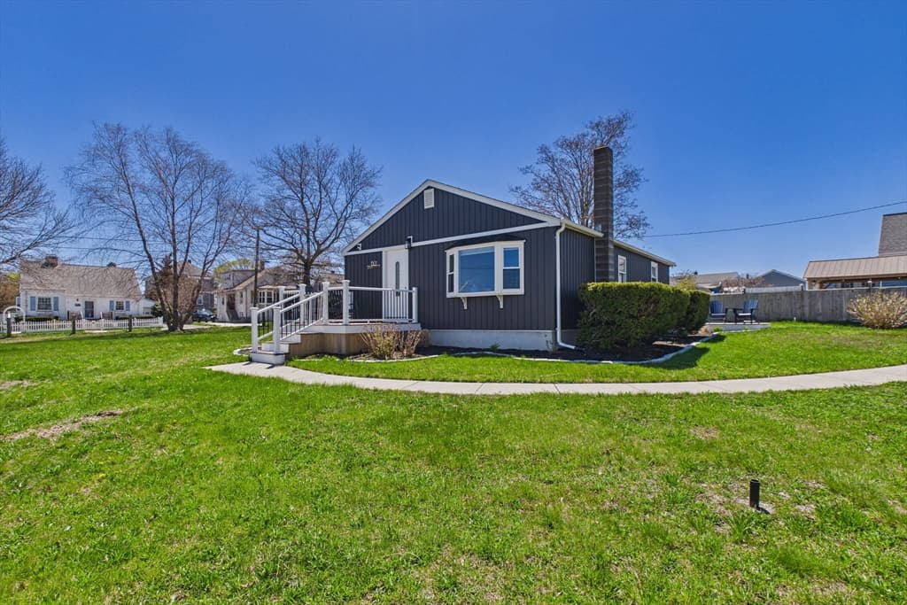 Single Family Residence at 1501 E Rodney French Blvd, New Bedford MA 02744, New Bedford, photo 4 of 32