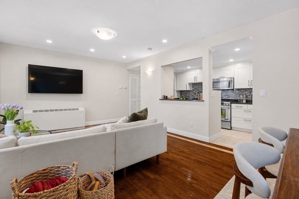 Condominium at 13 Bowdoin St, Boston MA 02114, photo 5 of 11