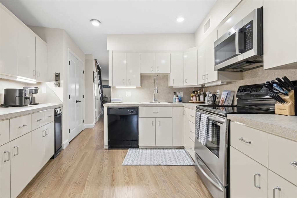 Condominium at 159 Salem # 4, Boston MA 02113, photo 6 of 26