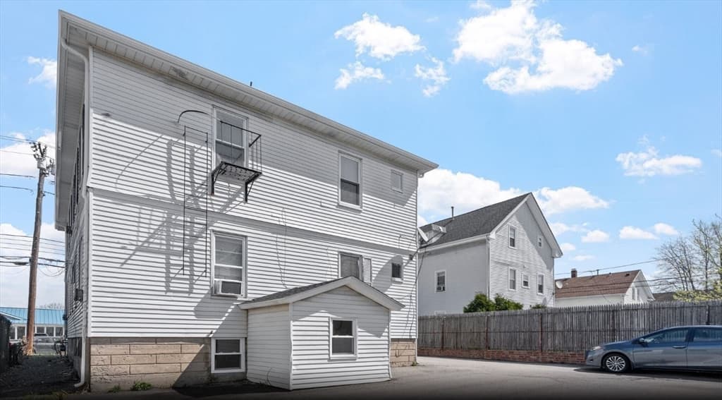 5+ Family - 5+ Units Up/Down at 391 Waterman Ave, East Providence RI 02914, East Providence, photo 24 of 26
