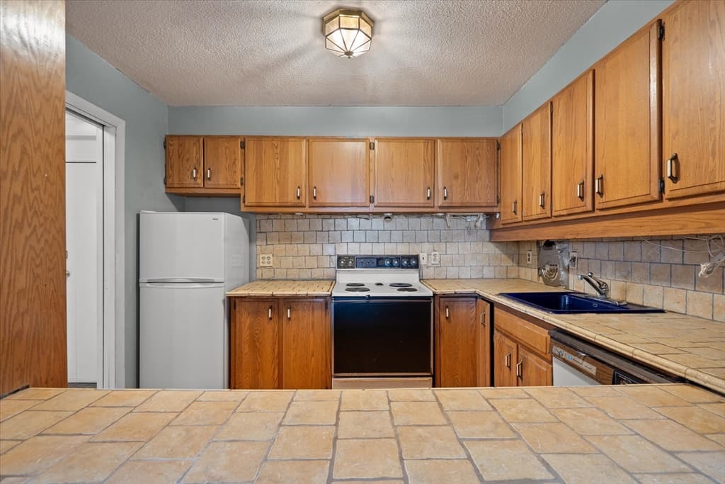 Condominium at 80 Salisbury St # 101, Worcester MA 01609, photo 16 of 27