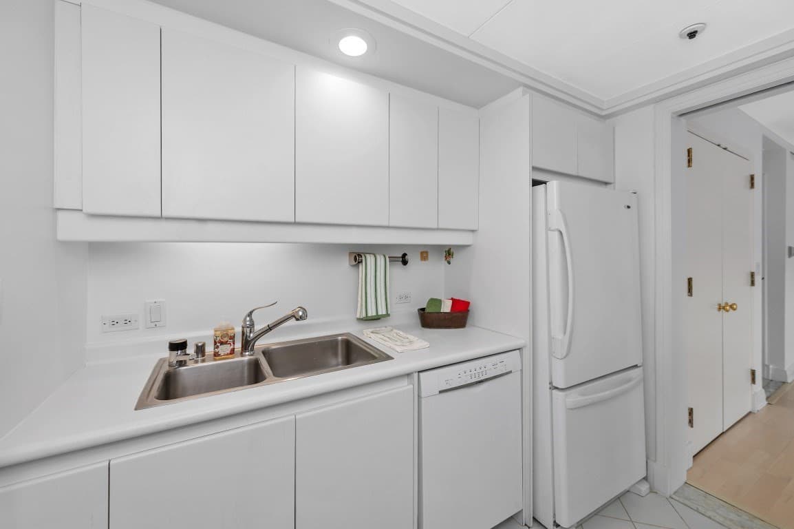 Condominium at 20 Rowes Wharf, Boston MA 02110, photo 3 of 14
