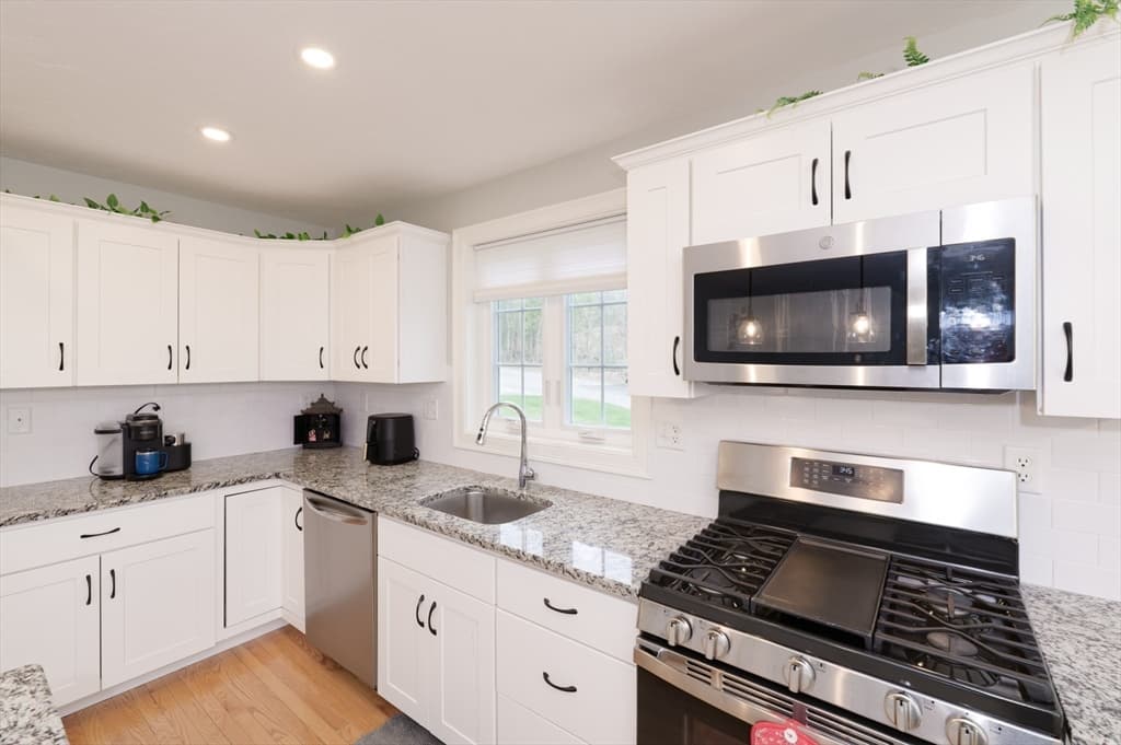 Condominium at 1202 Hazelwood Way # 1202, Clinton MA 01510, photo 11 of 39