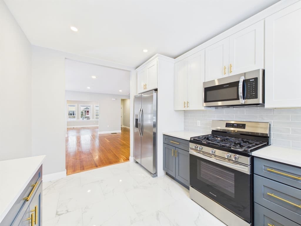 542 King Philip St, Fall River MA 02724 photo 7