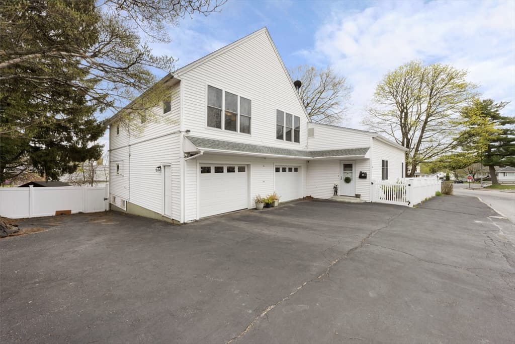 Single Family Residence at 6 Harrington Way, Worcester MA 01604, photo 2 of 17