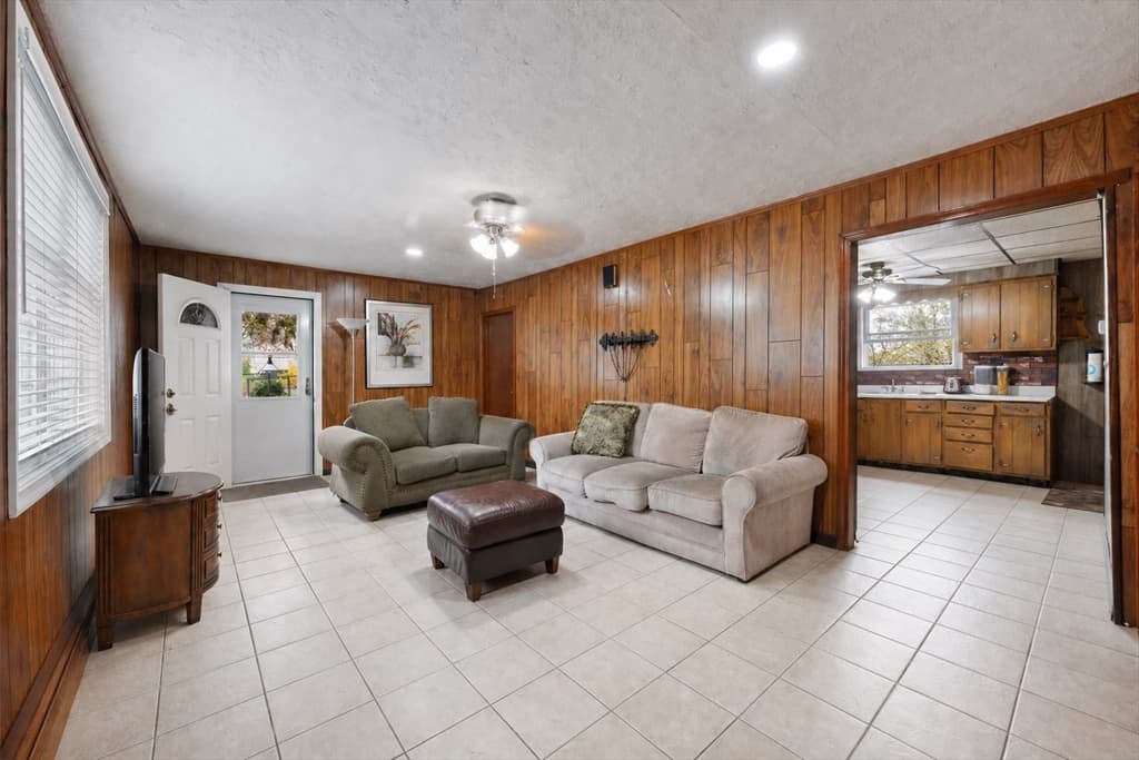 Single Family Residence at 6 Harrington Way, Worcester MA 01604, photo 12 of 17