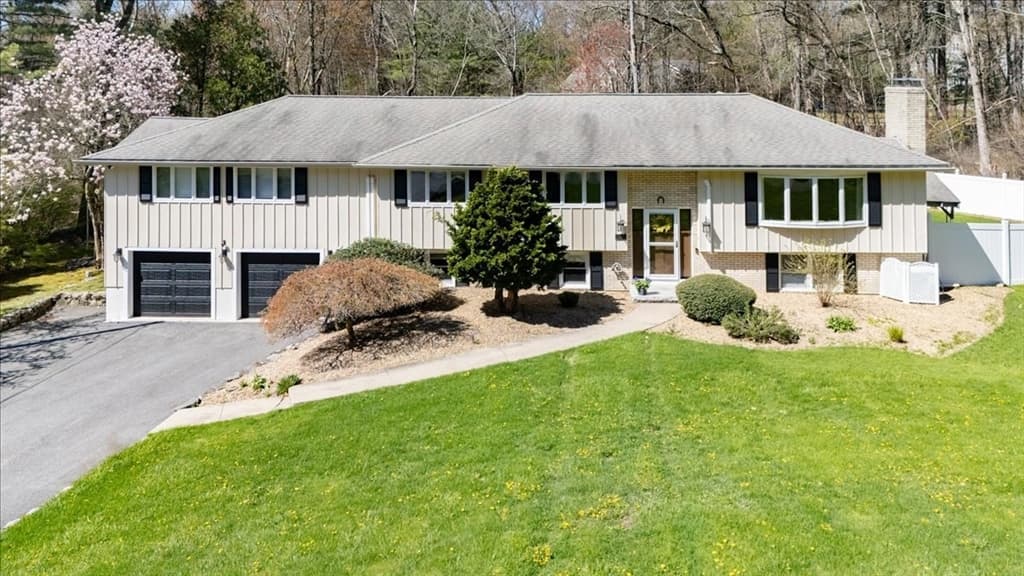 16 Cayuga Rd, Tewksbury MA 01876