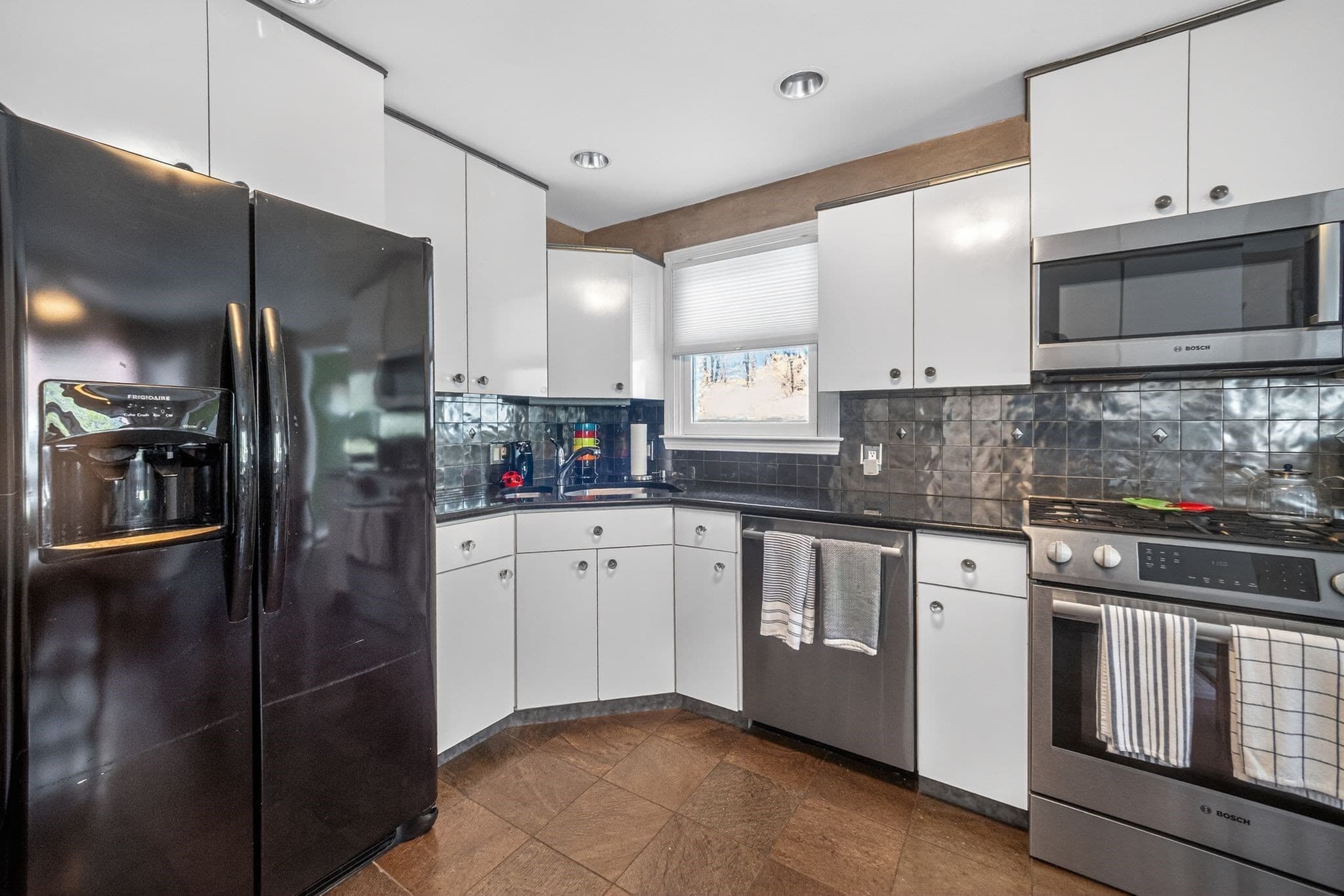 Single Family Residence at 22 Mcrayne Hill Rd, Billerica MA 01821, photo 5 of 42