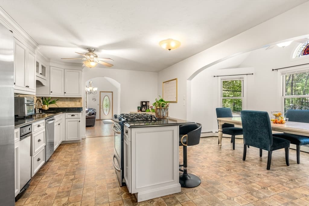 39 Leonard St, Carver MA 02330 photo 3