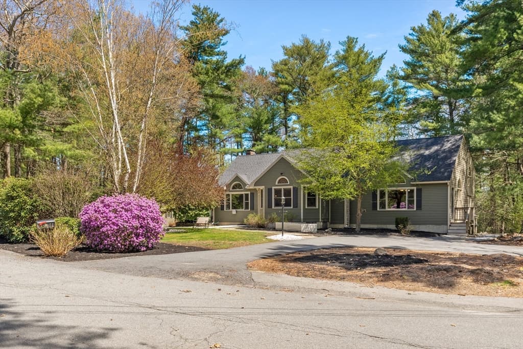 39 Leonard St, Carver MA 02330