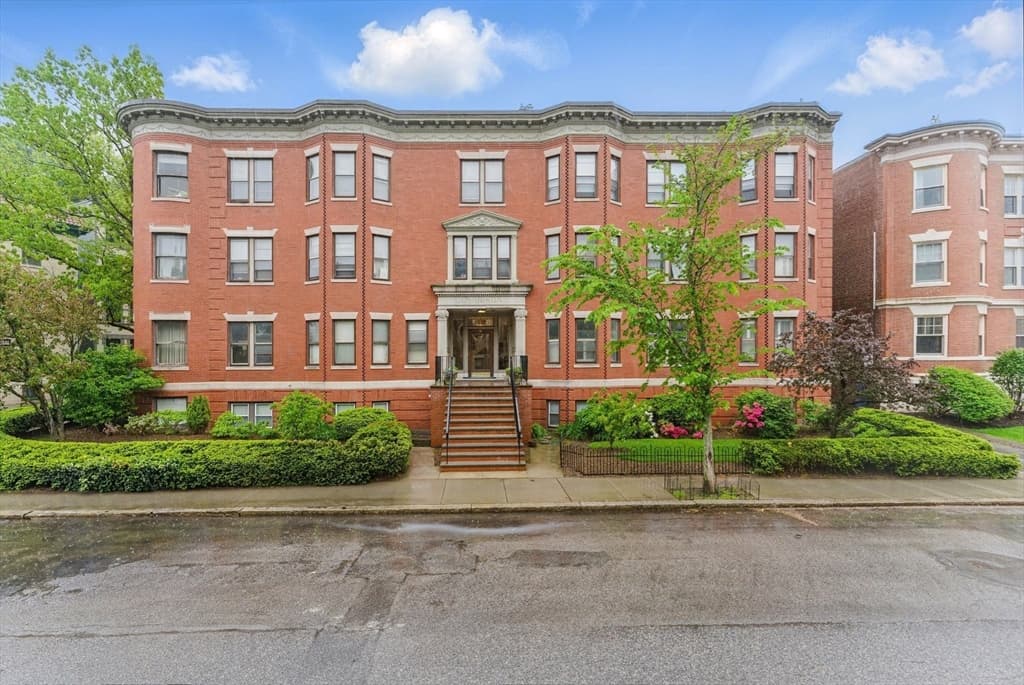 16 Garrison Rd # 7, Brookline MA 02445