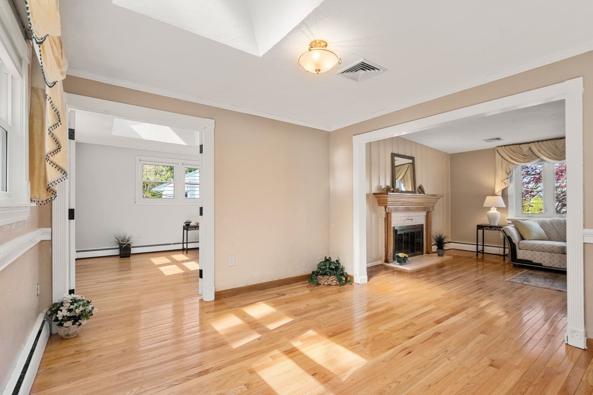 Single Family Residence at 164 Lockland Ave, Framingham MA 01701, photo 9 of 36