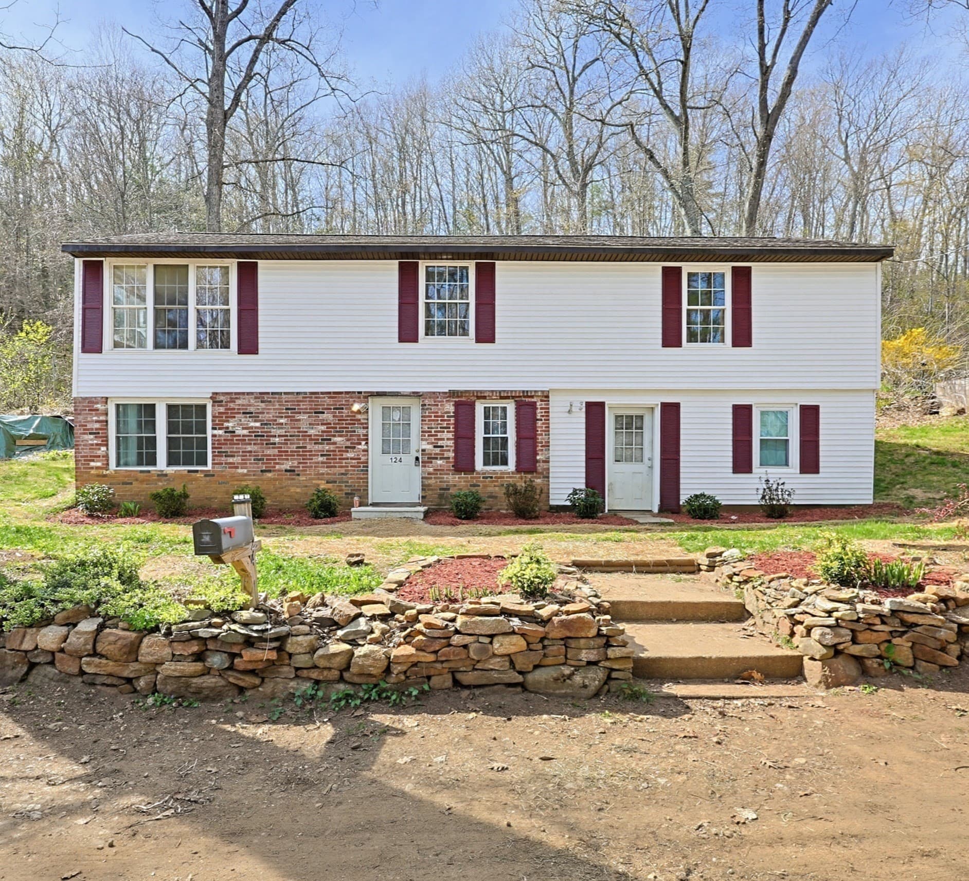 124 Old County Road, Holland MA 01521