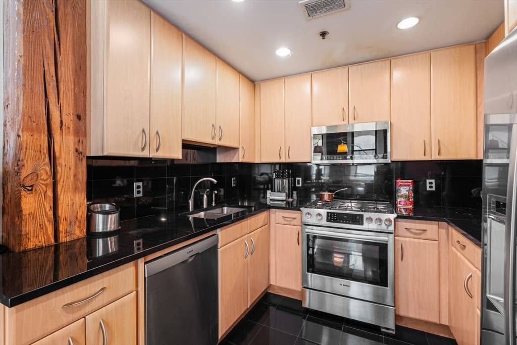 Condominium at 9 West Broadway # 402, Boston MA 02127, photo 7 of 32