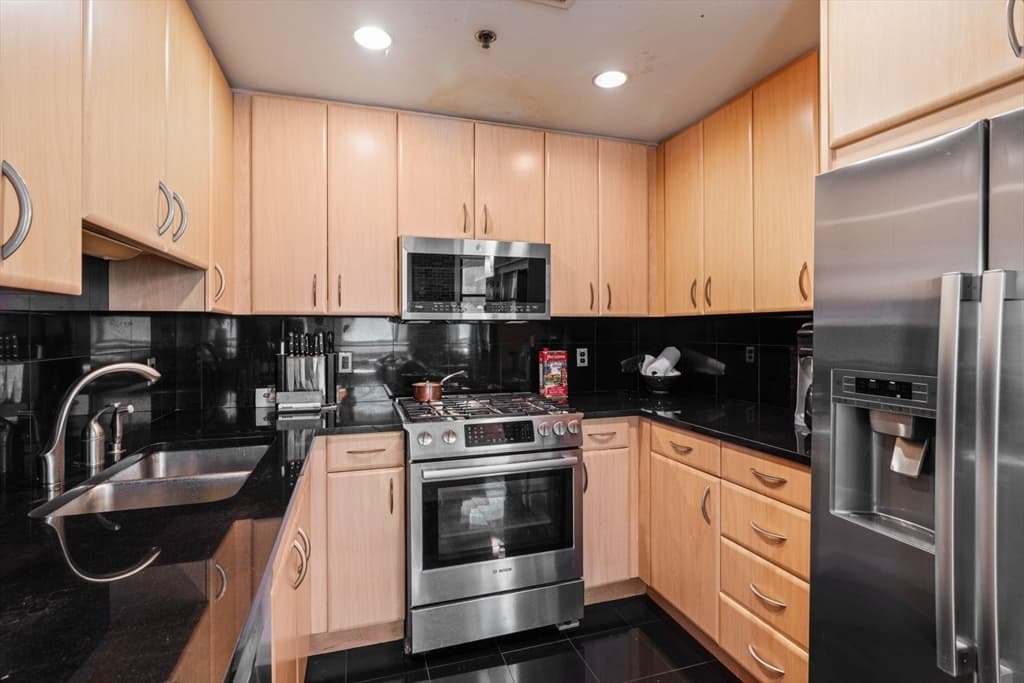 Condominium at 9 West Broadway # 402, Boston MA 02127, photo 8 of 32