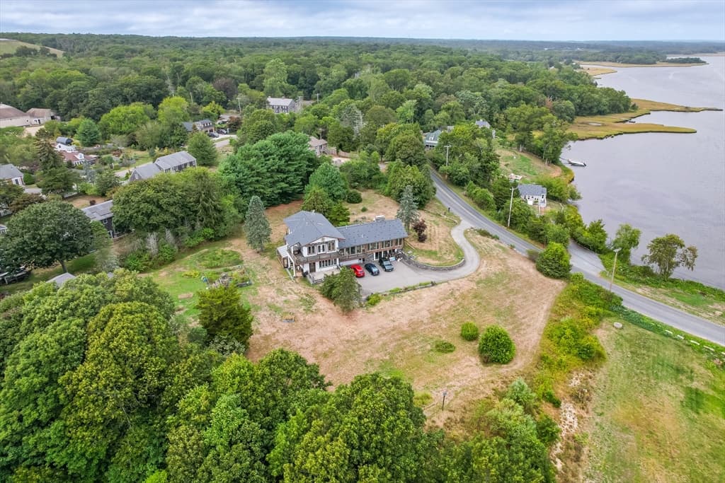 Single Family Residence at 225 Hixbridge Rd, Westport MA 02790, photo 2 of 22