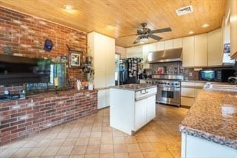 Single Family Residence at 225 Hixbridge Rd, Westport MA 02790, photo 11 of 22