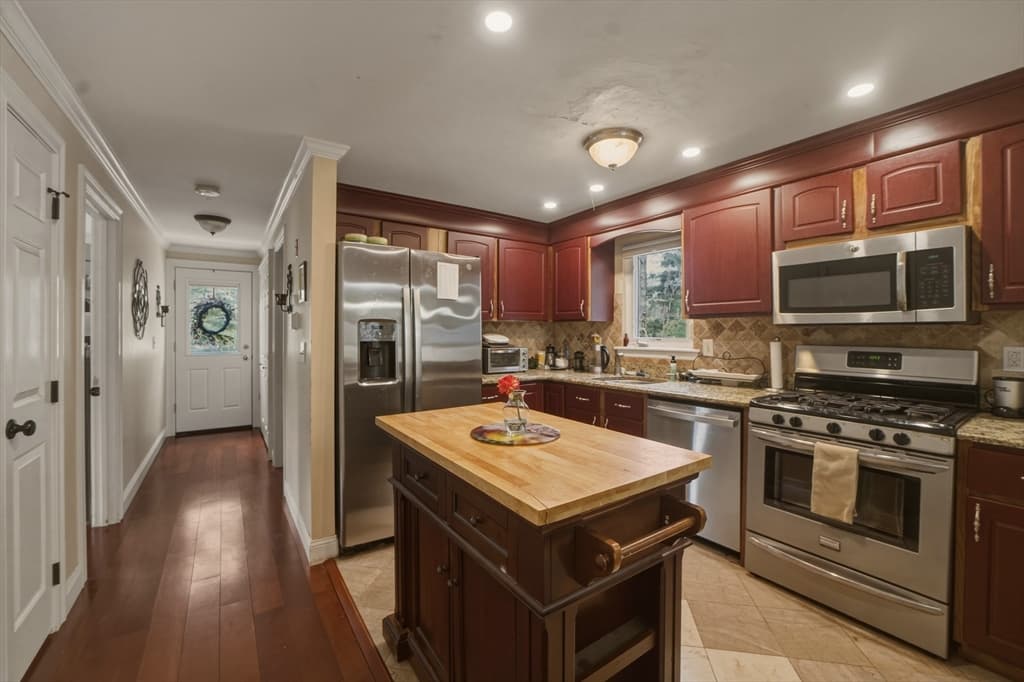 Single Family Residence at 50 Samoset Rd, Barnstable MA 02648, photo 3 of 27